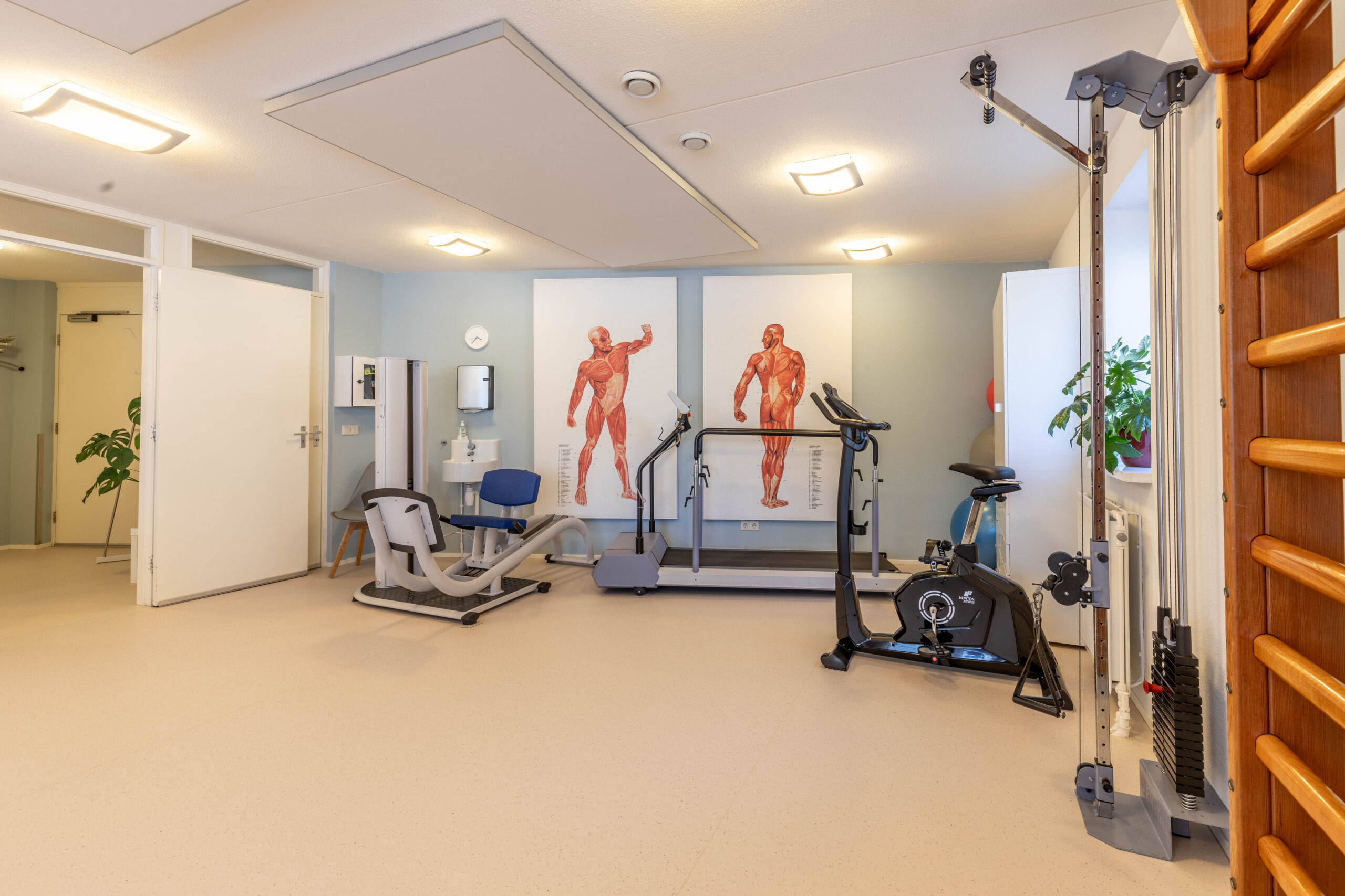 Binnen in de oefenzaal bij Casa Fysio